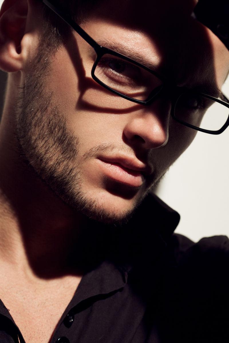 眼鏡背后的優(yōu)雅 時(shí)尚眼鏡如何為現(xiàn)代男士魅力加分